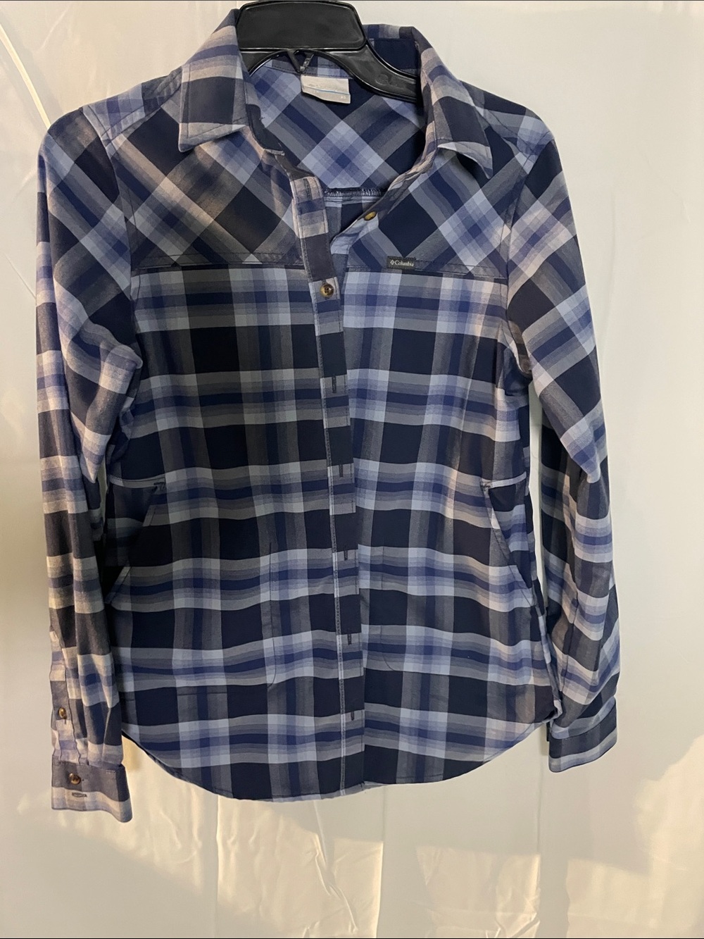 Columbia calico basin Navy and Light Blue plaid flannel with side pockets.